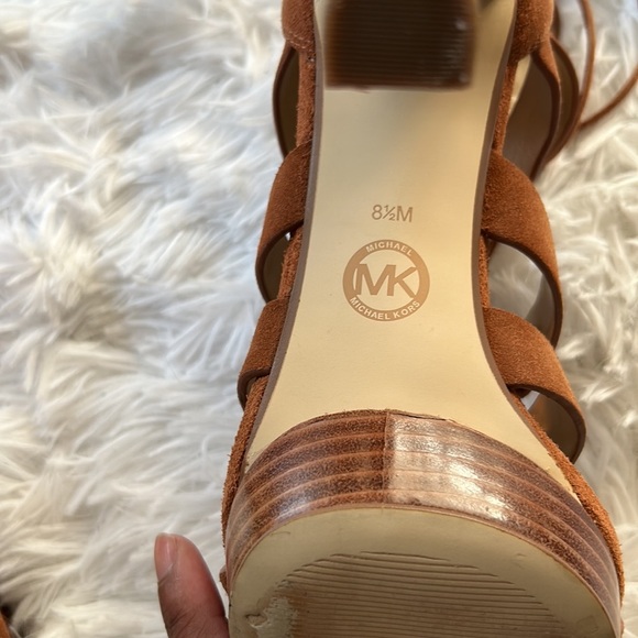 Michael Kors Sofia Platform Pump - Picture 6 of 8